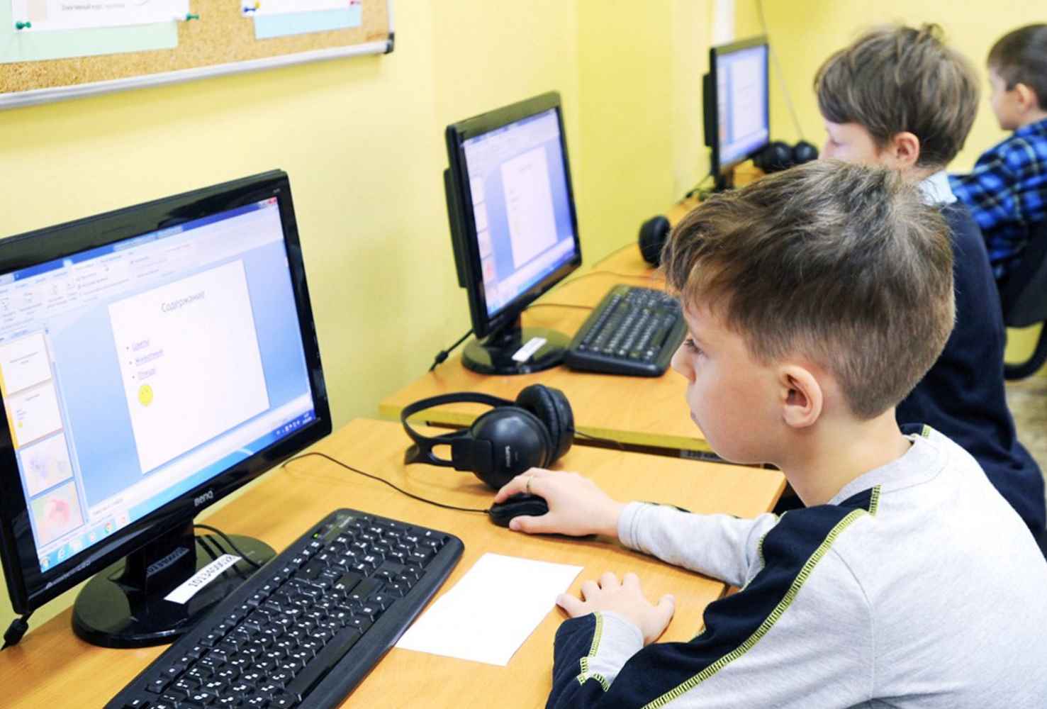 Интернет урок ученик. Ученик за компьютером. Школьники на информатике. Урок информатики. Компьютер для школьника.